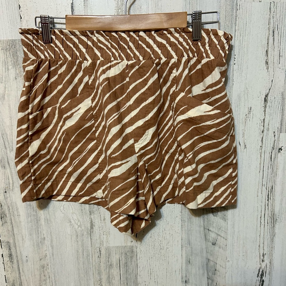 B2, Animal Design, Medium,Md,M, tan and cream shorts, a new day